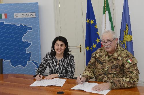 Mariagrazia Santoro (Assessore regionale Infrastrutture e Territorio) e Alessandro Guarisco (Comandante militare Esercito Italiano in FVG) al Tavolo della firma dei Disciplinari d'uso per i poligoni militari, nel Palazzo della Regione FVG - Trieste 24/02/2016