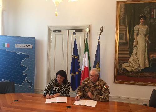 Mariagrazia Santoro (Assessore regionale Infrastrutture e Territorio) e Alessandro Guarisco (Comandante militare Esercito Italiano in FVG) al Tavolo della firma dei Disciplinari d'uso per i poligoni militari, nel Palazzo della Regione FVG - Trieste 24/02/2016 (Foto Esercito Italiano)