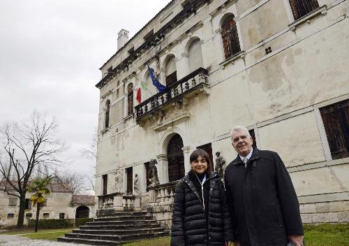 Debora Serracchiani (Presidente Regione Friuli Venezia Giulia) e Giuseppe Gaiarin (Sindaco Porcia) davanti a Villa Correr Dolfin, a Rorai Piccolo - Porcia 29/02/2016