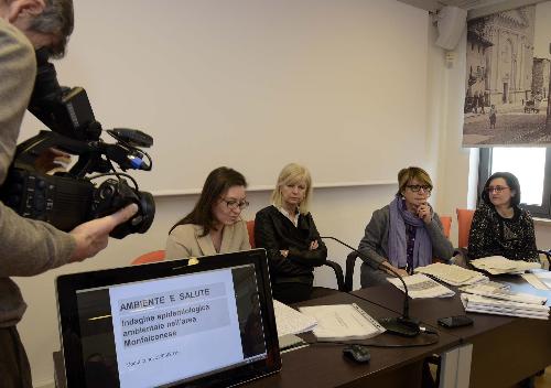 Mara Černic (Vicepresidente e assessore Difesa suolo, Tutela e Valorizzazione ambientale, Smaltimento rifiuti e Tutela inquinamenti Provincia Gorizia), Silvia Altran (Sindaco Monfalcone) e gli assessori regionali Maria Sandra Telesca (Salute) e Sara Vito (Ambiente) alla presentazione dei primi risultati dell'Indagine epidemiologica ambientale nel Monfalconese, in Municipio - Monfalcone 02/03/2016