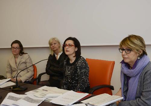 Mara Černic (Vicepresidente e assessore Difesa suolo, Tutela e Valorizzazione ambientale, Smaltimento rifiuti e Tutela inquinamenti Provincia Gorizia), Silvia Altran (Sindaco Monfalcone) e gli assessori regionali Sara Vito (Ambiente) e Maria Sandra Telesca (Salute) alla presentazione dei primi risultati dell'Indagine epidemiologica ambientale nel Monfalconese, in Municipio - Monfalcone 02/03/2016