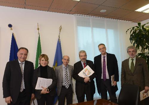 Giuseppe Napoli (Presidente Federsanità-ANCI FVG), Maria Sandra Telesca (Assessore regionale Salute), Roberto Pinton (Delegato rettore Università Udine), Furio Honsell (Sindaco Udine), Maurizio Fermeglia (Rettore Università Trieste) e Mauro Delendi (Commissario straordinario AAS n. 4 Friuli Centrale) all'incontro per la firma di due Accordi per l'attuazione delle Linee previste nel Piano regionale di Prevenzione - Udine 03/03/2016