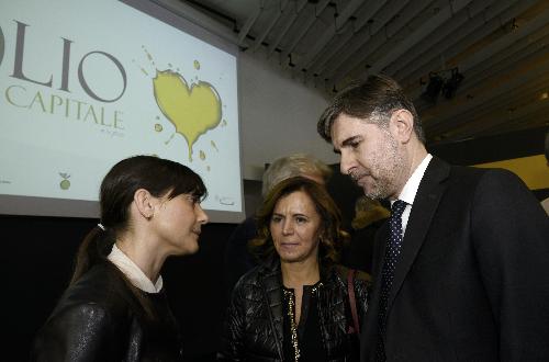 Debora Serracchiani (Presidente Regione Friuli Venezia Giulia) e Andrea Olivero (Viceministro Politiche Agricole, Alimentari e Forestali) all'inaugurazione della decima edizione di Olio Capitale, in Stazione Marittima - Trieste 05/03/2016