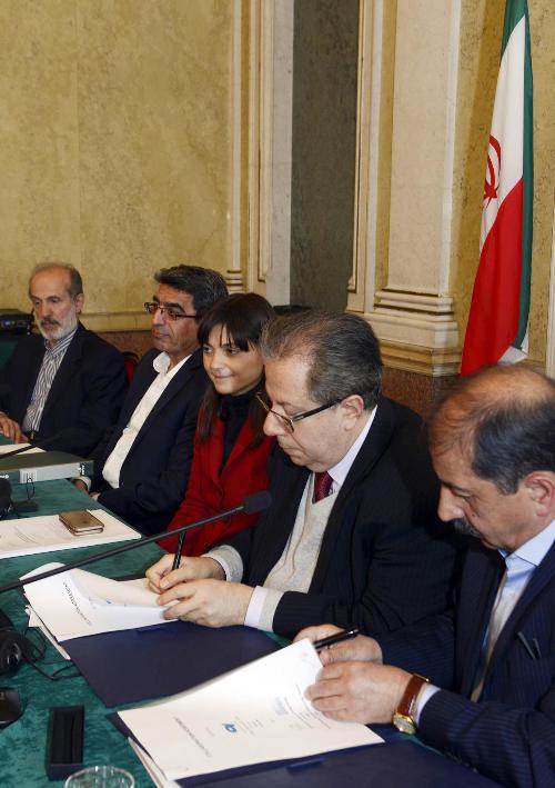 Reza Mansouri (Consigliere viceministro iraniano Ahmadi), Vahid Ahmadi (Viceministro Scienza, Ricerca e Trasferimento tecnologico Repubblica Islamica Iran), Debora Serracchiani (Presidente Regione Friuli Venezia Giulia), Alfonso Franciosi (Presidente e ceo Elettra Sincrotrone Trieste) e Javad Rahighi (Direttore Iranian Light Source Facility / ILSF) al Tavolo dell'Accordo tra Elettra Sincrotrone Trieste e Institute for Research in Fundamental Sciences (IPM) Teheran, nella sede della Regione FVG in piazza Unità d'Italia - Trieste 11/03/2016