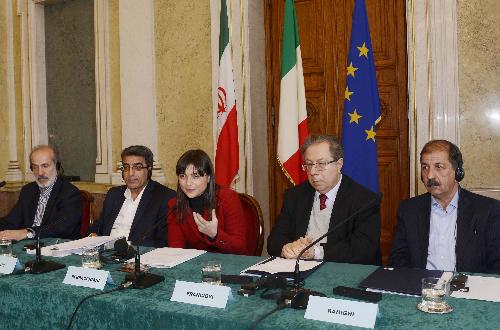 Reza Mansouri (Consigliere viceministro iraniano Ahmadi), Vahid Ahmadi (Viceministro Scienza, Ricerca e Trasferimento tecnologico Repubblica Islamica Iran), Debora Serracchiani (Presidente Regione Friuli Venezia Giulia), Alfonso Franciosi (Presidente e ceo Elettra Sincrotrone Trieste) e Javad Rahighi (Direttore Iranian Light Source Facility / ILSF) al Tavolo dell'Accordo tra Elettra Sincrotrone Trieste e Institute for Research in Fundamental Sciences (IPM) Teheran, nella sede della Regione FVG in piazza Unità d'Italia - Trieste 11/03/2016