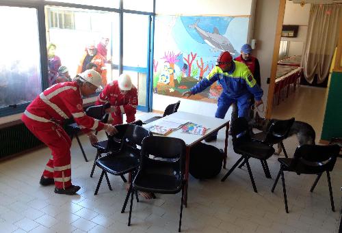 Volontari della Croce Rossa e di Protezione civile all'esercitazione antisismica nella scuola elementare Giosuè Carducci - Pinzano al Tagliamento 18/03/2016