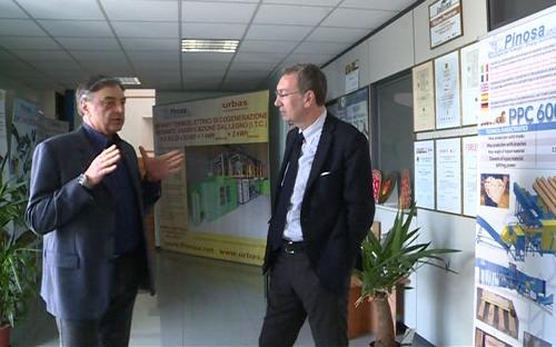 Mauro Pinosa (Titolare) accompagna Sergio Bolzonello (Vicepresidente Regione FVG e assessore Attività produttive) nella visita alla Pinosa S.r.l. - Tarcento 22/03/2016