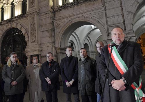 Francesco Peroni (Assessore regionale Coordinamento e Programmazione Politiche economiche e comunitarie) durante l'intervento di Roberto Cosolini (Sindaco Trieste) alla manifestazione di cittadini e rappresentanti delle istituzioni contro il terrore dei tragici attentati di Bruxelles, in piazza Unità d'Italia - Trieste 23/03/2016