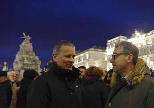 Paolo Tassinari (Assessore Cultura Comune Trieste) e Francesco Peroni (Assessore regionale Coordinamento e Programmazione Politiche economiche e comunitarie) alla manifestazione di cittadini e rappresentanti delle istituzioni contro il terrore dei tragici attentati di Bruxelles, in piazza Unità d'Italia - Trieste 23/03/2016