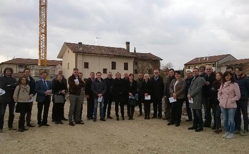 Autorità, amministratori, ingegneri e progettisti durante il sopralluogo al cantiere del complesso di housing sociale - Remanzacco 25/03/2016