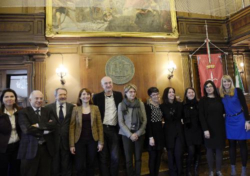 Raffaella Devescovi (Neuropsichiatra IRCCS Burlo Garofolo), Gianluigi Scannapieco (Direttore generale IRCCS Burlo Garofolo), Nicola Delli Quadri (Commissario straordinario AOU "Ospedali Riuniti" Trieste e AAS n. 1 "Triestina"), Antonella Grim (Assessore comunale Educazione), Cesarino Zago (Direttore Struttura Tutela salute bambino e adolescente AAS n. 1) e Maria Sandra Telesca (Assessore regionale Salute, Integrazione socio-sanitaria, Politiche sociali e Famiglia) alla cerimonia di consegna degli attestati di terapista "Early Start Denver Model (ESDM)" a Marcella Guerrieri, Antonella Celea, Monica Stocchi, Sara Frisari e Francesca Placer, nella Sala del Consiglio comunale - Trieste 30/03/2016