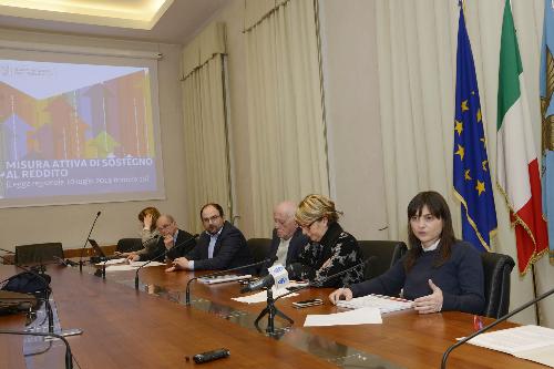 I consiglieri regionali Diego Moretti e Franco Rotelli, Maria Sandra Telesca (Assessore regionale Salute, Integrazione socio-sanitaria, Politiche sociali e Famiglia) e Debora Serracchiani (Presidente Regione Friuli Venezia Giulia) alla presentazione dei dati delle domande pervenute al 23 marzo 2016 per la Misura attiva di sostegno al reddito (legge regionale 15/2015) - Trieste 01/04/2016