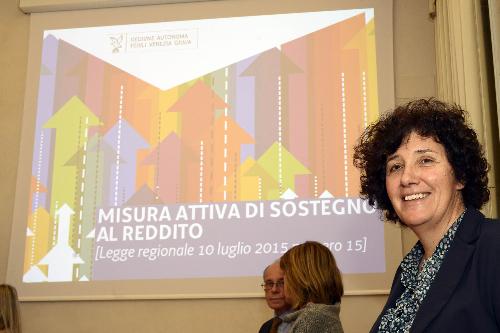 Loredana Panariti (Assessore regionale Lavoro, Formazione, Istruzione, Pari Opportunità, Politiche giovanili, Ricerca e Università) alla presentazione dei dati delle domande pervenute al 23 marzo 2016 per la Misura attiva di sostegno al reddito (legge regionale 15/2015) - Trieste 01/04/2016