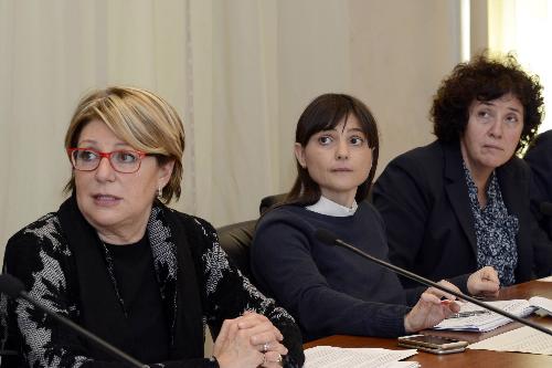 Maria Sandra Telesca (Assessore regionale Salute, Integrazione socio-sanitaria, Politiche sociali e Famiglia), Debora Serracchiani (Presidente Regione Friuli Venezia Giulia) e Loredana Panariti (Assessore regionale Lavoro, Formazione, Istruzione, Pari Opportunità, Politiche giovanili, Ricerca e Università) alla presentazione dei dati delle domande pervenute al 23 marzo 2016 per la Misura attiva di sostegno al reddito (legge regionale 15/2015) - Trieste 01/04/2016