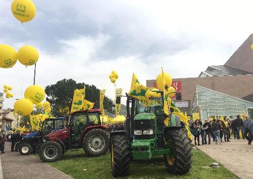 Manifestazione della Coldiretti intorno al Teatro Nuovo - Udine 02/04/2016