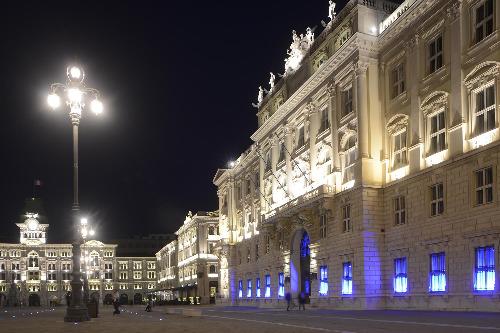 Palazzo della Regione Friuli Venezia Giulia in piazza Unità d'Italia con le luci blu per la Giornata mondiale della consapevolezza sull'autismo - Trieste 01/04/2016