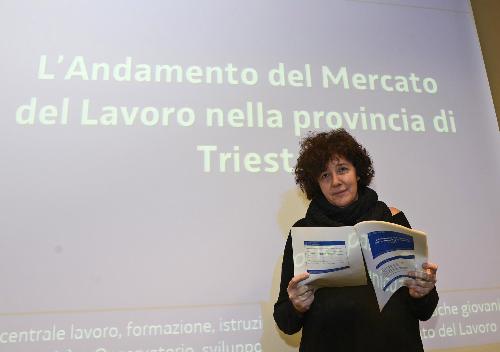 Loredana Panariti (Assessore regionale Lavoro, Formazione, Istruzione, Pari Opportunità, Politiche giovanili, Ricerca e Università) all'incontro con le organizzazioni sindacali per fornire le indicazioni sull'andamento del mercato del lavoro nella provincia di Trieste, nella Sala Tessitori del Consiglio regionale - Trieste 05/04/2016