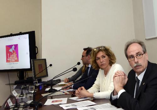 Daniela Schifani-Corfini Luchetta (Presidente Fondazione Luchetta Ota D'Angelo Hrovatin) e Gianni Torrenti (Assessore regionale Cultura) alla conferenza stampa di presentazione della seconda edizione del Festival "Link - Premio Luchetta incontra", nella sede della Regione FVG - Trieste 05/04/2016