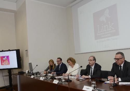 Daniela Schifani-Corfini Luchetta (Presidente Fondazione Luchetta Ota D'Angelo Hrovatin) e Gianni Torrenti (Assessore regionale Cultura) e Giovanni Marzini (Segretario giuria Premio giornalistico Luchetta) alla conferenza stampa di presentazione della seconda edizione del Festival "Link - Premio Luchetta incontra", nella sede della Regione FVG - Trieste 05/04/2016