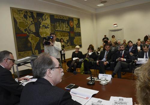 Giovanni Marzini (Segretario giuria Premio giornalistico Luchetta) e Gianni Torrenti (Assessore regionale Cultura) alla conferenza stampa di presentazione della seconda edizione del Festival "Link - Premio Luchetta incontra", nella sede della Regione FVG - Trieste 05/04/2016