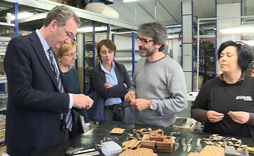 Sergio Bolzonello (Vicepresidente Regione FVG e assessore Attività produttive) visita la Coltelleria LionSteel S.a.s. accompagnato dal titolare Gianni Pauletta - Maniago 05/04/2016