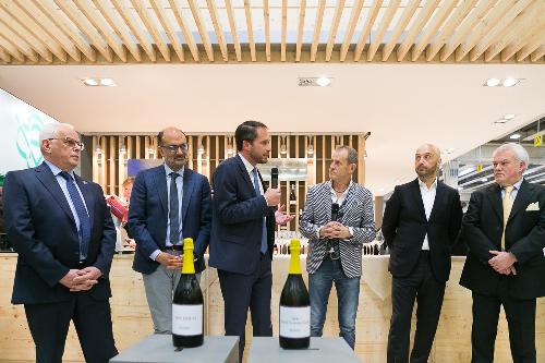 Piero Biscontin (Presidente Consorzio DOC Friuli Venezia Giulia), Paolo Stefanelli (Direttore generale ERSA), Cristiano Shaurli (Assessore regionale Risorse agricole e forestali), Fabrizio Nonis (Presentatore), Joe Bastianich (Chef) e Giulio Palamara (ERSA) nello stand del Friuli Venezia Giulia al 50° Vinitaly - Verona 10/04/2016