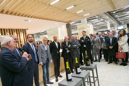 Cristiano Shaurli (Assessore regionale Risorse agricole e forestali) all'inaugurazione dello stand del Friuli Venezia Giulia al 50° Vinitaly - Verona 10/04/2016