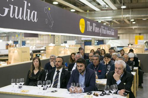 Platea al dibattito "La Riviera friulana, terra di eccellenze" nello stand del Friuli Venezia Giulia al 50° Vinitaly - Verona 10/04/2016