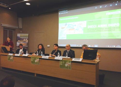 Gli assessori regionali Cristiano Shaurli (Risorse agricole e forestali) e Mariagrazia Santoro (Infrastrutture e Territorio) al convegno sugli Ecomusei a Villa Manin di Passariano - Codroipo 09/04/2016