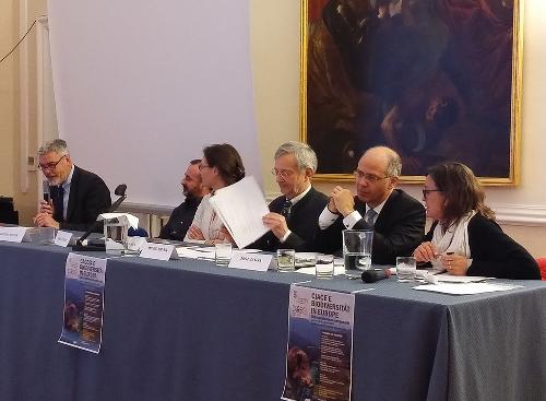 Paolo Panontin (Assessore regionale Autonomie locali e Coordinamento Riforme, Comparto unico, Sistemi informativi, Caccia e Risorse ittiche, delegato Protezione civile), Stefano Raimondi (Legambiente), Mara Cernic (Vicepresidente Provincia Gorizia), Michl Ebner (Presidente Federazione europea associazioni caccia e conservazione / FACE), Jost Jaksa (Direttorato Caccia, pesca e foreste Ministero Agricoltura Slovenia) e l'interprete al convegno "Caccia e biodiversità in Europa" - Gorizia 09/04/2016