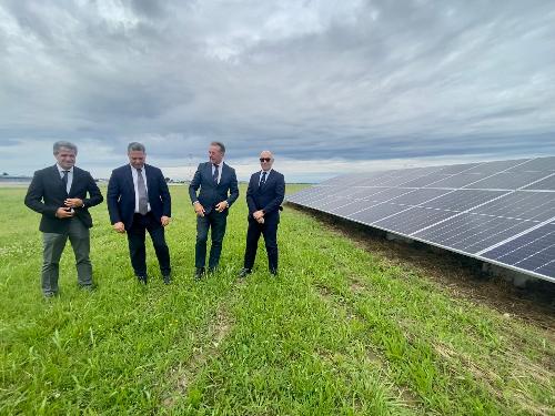 L’assessore regionale per la Difesa dell’ambiente Fabio Scoccimarro a Ronchi dei legionari alla cerimonia di inaugurazione dell’impianto fotovoltaico da 3.143 kW di potenza, integrato con batterie di 600kW per l’accumulo e il riuso dell’energia rinnovabile prodotta