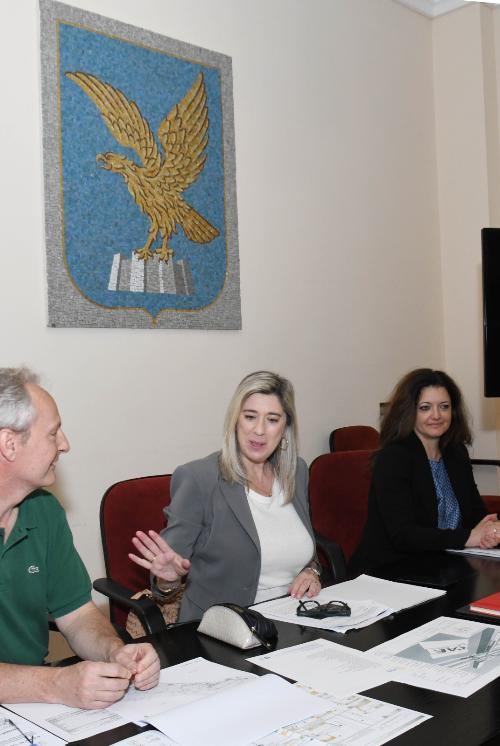 L'assessore regionale alle Infrastrutture e Territorio Cristina Amirante (al centro) nella Sala Mosaico della sede regionale di Trieste