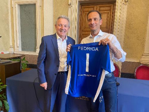 La maglietta di gioco che il presidente del comitato regionale della Federazione Italiana Pallavolo ha consegnato al governatore Fedriga 