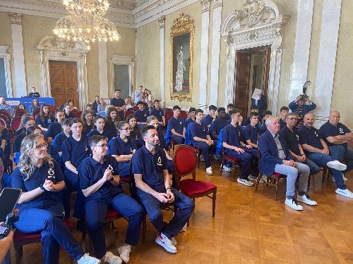 Le due rappresentative regionali di volley maschile under 16 e femminile under 15 ricevute oggi a Trieste dal governatore della Regione