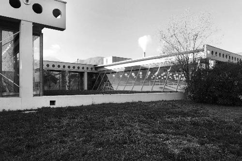 Gino Valle, Uffici e centro servizi Fantoni a Rivoli di Osoppo, foto di Gianna Omenetto [Memorie. Arte, immagini e parole del terremoto in Friuli (24/4-3/7/2016 Villa Manin)]