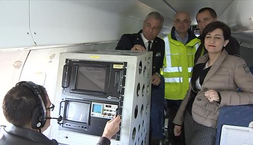 Goffredo Bon (Comandante Guardia Costiera Capitaneria di Porto Trieste), Glauco Spanghero (ARPA FVG), Luca Marchesi (Direttore Agenzia Regionale Protezione Ambiente / ARPA FVG) e Sara Vito (Assessore regionale Ambiente ed Energia) a bordo dell'ATR42 per i sorvoli di telerilevamento di tetti e coperture in amianto - Ronchi dei Legionari 12/04/2016