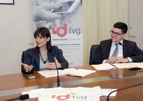 Debora Serracchiani (Presidente Regione Friuli Venezia Giulia) e Simone Puksic (Presidente Insiel S.p.A.) alla conferenza stampa di presentazione dell'evento "internet day fvg / id fvg", nella sede della Regione - Trieste 12/04/2016