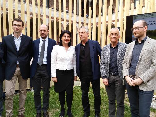 Michele Morgante (Presidente Innova FVG), Stefano Boeri (Architetto progettista installazione), Mariagrazia Santoro (Assessore regionale Infrastrutture e Territorio) e Matteo Marsilio (Presidente Filiera Legno FVG) all'inaugurazione di "Radura", nel Cortile della Farmacia Ca' Granda all'interno dell'Università Statale - Milano 12/04/2016