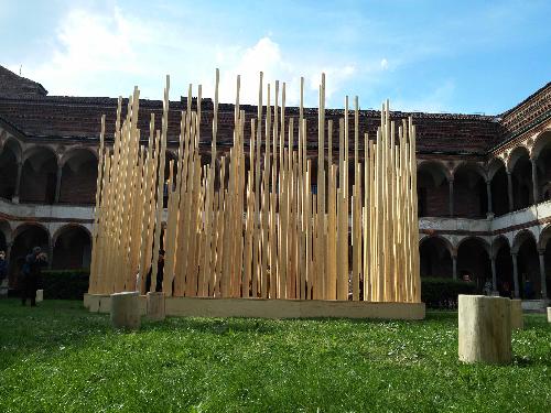 L'installazione lignea "Radura", progettata dall'architetto Stefano Boeri, nel Cortile della Farmacia Ca' Granda all'interno dell'Università Statale - Milano 12/04/2016