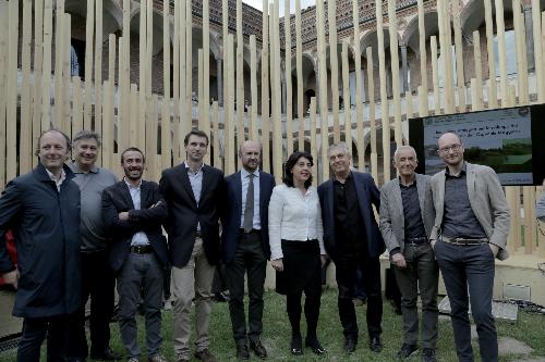 Michele Morgante (Presidente Innova FVG), Stefano Boeri (Architetto progettista installazione), Mariagrazia Santoro (Assessore regionale Infrastrutture e Territorio) e Matteo Marsilio (Presidente Filiera Legno FVG) all'inaugurazione di "Radura", nel Cortile della Farmacia Ca' Granda all'interno dell'Università Statale - Milano 12/04/2016 (Foto Alessandra Atzori)