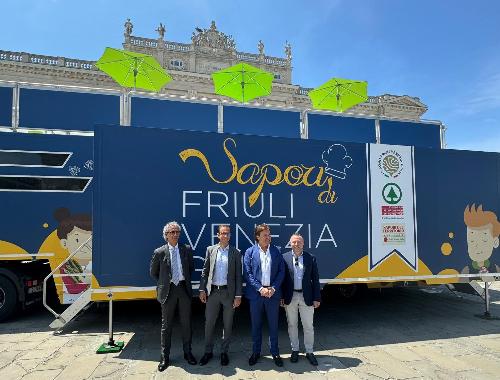 Il truck di Sapori di Friuli Venezia Giulia in piazza dell'Unità d'Italia a Trieste