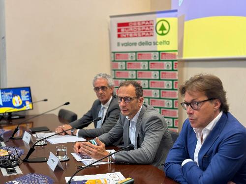 Il governatore del Friuli Venezia Giulia  Massimiliano Fedriga (al centro) con l'assessore regionale Sergio Emidio Bini (a destra nella foto) e il direttore di Despar Nord Fvg Fabrizio Cicero