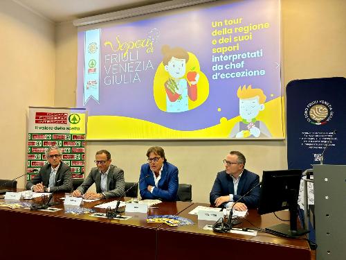 Il governatore del Friuli Venezia Giulia  Massimiliano Fedriga (secondo da sinistra) con l'assessore regionale Sergio Emidio Bini (al microfono). Ai lati, a sinistra, il direttore di Despar Nord Fvg Fabrizio Cicero, e a destra il presidente della Fondazione Agrifood Fvg Pier Giorgio Sturlese