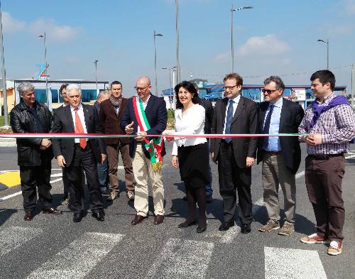 Cristian Sedran (Sindaco Muzzana) e Mariagrazia Santoro (Assessore regionale Infrastrutture e Territorio) all'inaugurazione della rotonda al km 92+200 della strada statale 14 - Muzzana del Turgnano 12/04/2016