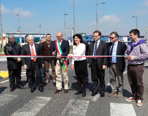 Cristian Sedran (Sindaco Muzzana) e Mariagrazia Santoro (Assessore regionale Infrastrutture e Territorio) all'inaugurazione della rotonda al km 92+200 della strada statale 14 - Muzzana del Turgnano 12/04/2016