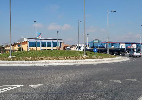 La rotonda al km 92+200 della strada statale 14, in corrispondenza dell'ingresso Est di Muzzana e dell'intersezione con la strada provinciale in direzione di Carlino e Marano e con la provinciale verso Castions di Strada in direzione Udine - Muzzana del Turgnano 12/04/2016