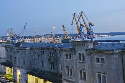 In primo piano, infrastrutture del Porto Vecchio; sullo sfondo la città e le infrastrutture del Porto Nuovo - Trieste 14/04/2016
