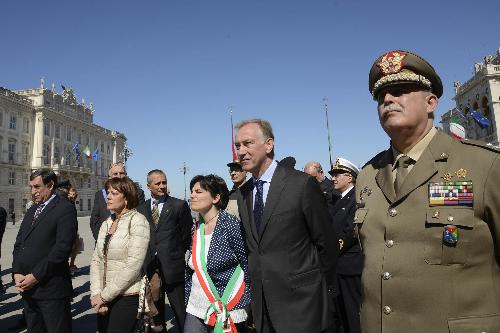 Domenico Rossi (Sottosegretario Difesa), Annapaola Porzio (Prefetto Trieste), Fabiana Martini (Vicesindaco Trieste), Paride Cargnelutti (Vicepresidente Consiglio regionale) e Alessandro Guarisco (Comandante Comando militare Esercito FVG) alla cerimonia di lettura dei nomi dei Caduti nella Grande Guerra, in piazza Unità d'Italia - Trieste 16/04/2016