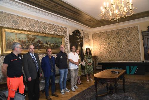 L'assessore regionale Riccardo Riccardi (quarto da sinistra nella foto) nel Salotto Azzurro del Comune di Trieste 