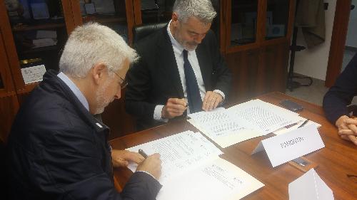Franco Gizzi (Referente Rapporti con Protezione civile di ENEL S.p.A.) e Paolo Panontin (Assessore regionale Protezione civile) alla firma del Protocollo tra la Protezione civile della Regione e l'ENEL S.p.A. - Palmanova 19/04/2016
